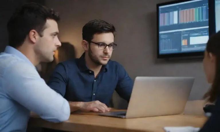 Un equipo analizando datos de clientes potenciales en una reunión con gráficos y laptops.