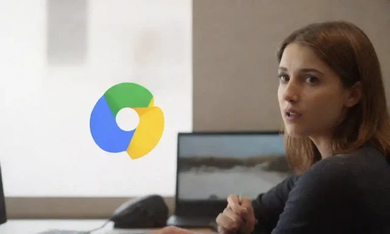 Analista examinando gráficos de rendimiento de campañas PPC en una pantalla junto a el logotipo de Google.