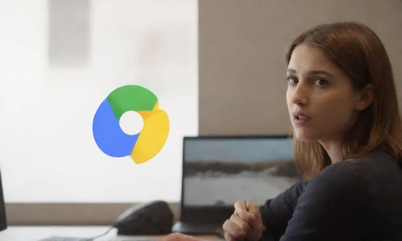 Analista examinando gráficos de rendimiento de campañas PPC en una pantalla junto a el logotipo de Google.