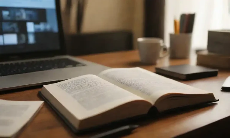 Mesa de trabajo con libros