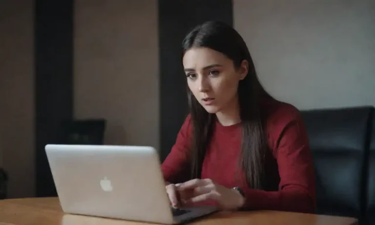 Un influencer redactando un correo electrónico en una laptop